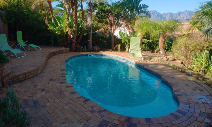 Somerset West Apartamento | Tranquil, fully-equipped and spacious garden flat with access to pool.