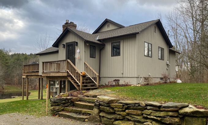 South Londonderry Casa | Tranquil getaway with private fishing pond, par-3 golf course, & sandy beach