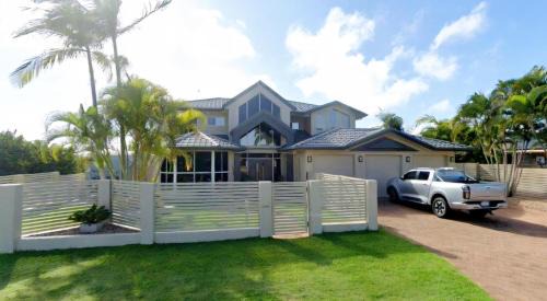 Kawungan Casa | Tranquil Getaway With Pool, Outdoor Kitchen and Bar