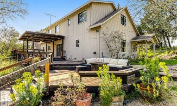 Healdsburg Casa | Stunning home with lush garden & furnished deck