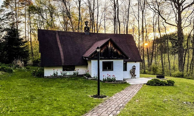 Boswell Cabina | Tranquil Hickory Hill Cottage Getaway with Hot Tub