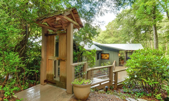 Mirror Lake Casa | 2BR Highlands Luxury Cabin w / Stone Firepit en la ciudad