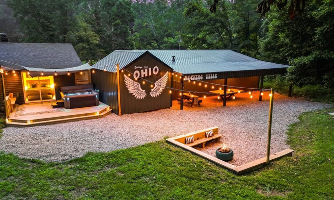 South Bloomingville Cabina | Tranquil Hocking Hills Cabin For 8: Hot Tub, Games
