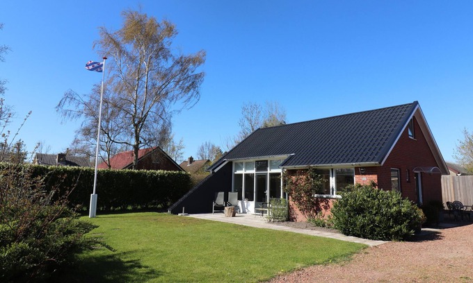 Lauwersoog Casa | Tranquil Holiday Home in Lauwersoog with Terrace