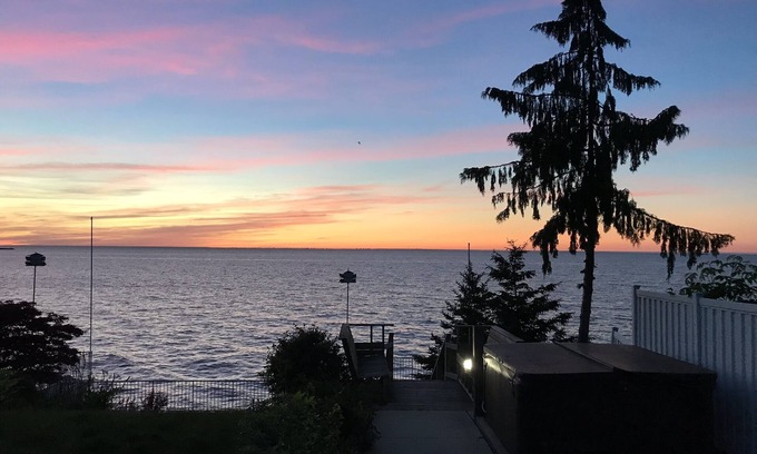 Niagara-on-the-Lake Casa | Tranquil Lake Front Home In NOTL with Hot Tub, Long-Term Stays