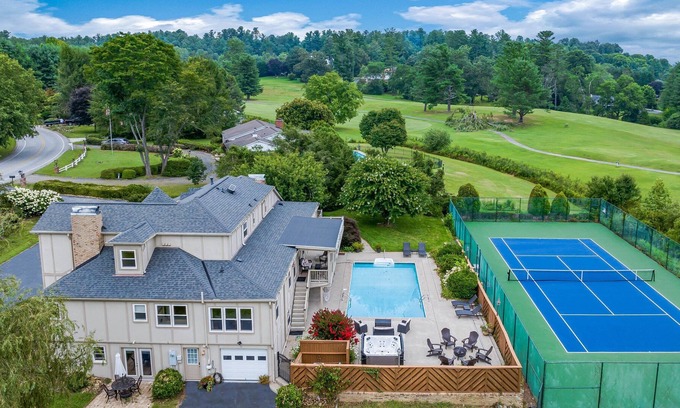 Hendersonville Casa | Tranquil Lake Retreat W/ Pickleball, Pool & Tennis
