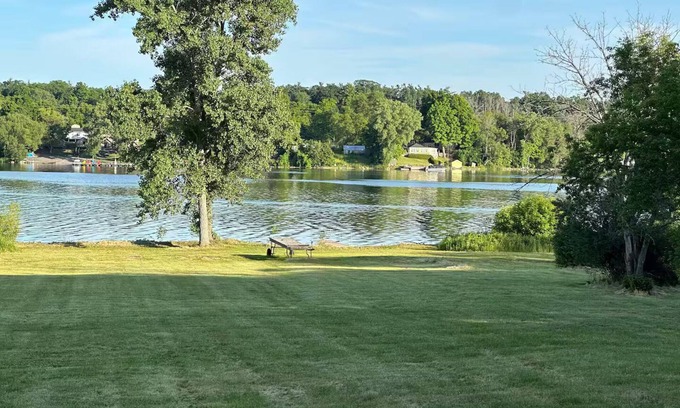 Greater Napanee Cabaña | Tranquil Lakefront Cottage