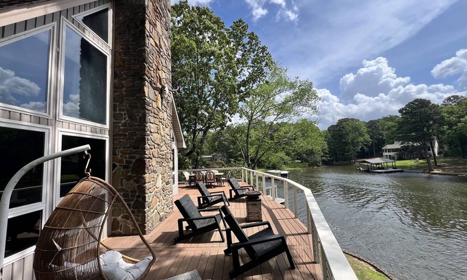 Mid America Casa | Tranquil Lakefront Home *We Are Not A Party House*
