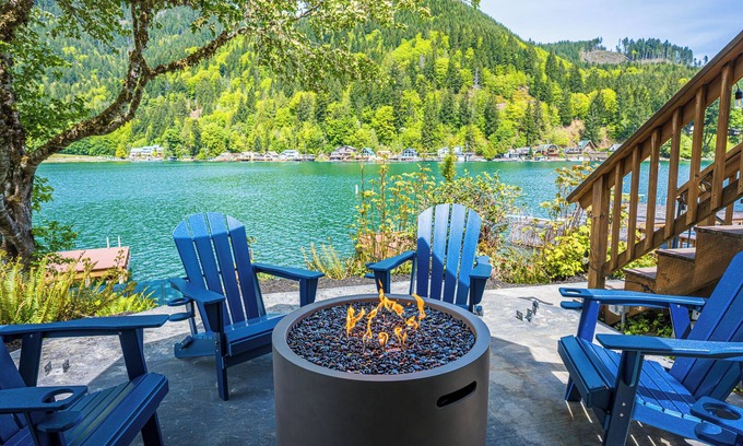 Port Angeles Casa | Tranquil Lakefront Escape - 3 bedroom Modern Cabin Retreat