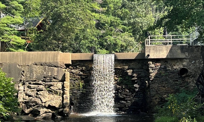 Flat Rock Condominio | Tranquil Lakeside Waterfall Retreat