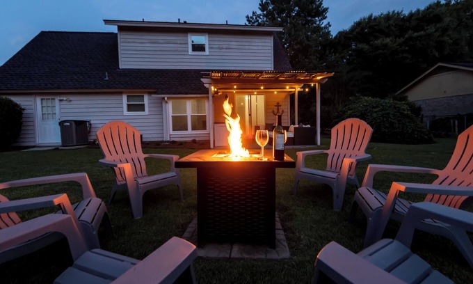 Pooler Casa | Tranquil Location! Patio, Shuffle Board, Fire pit, Walk to Restaurants!