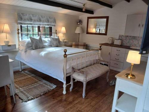 Netley Casa | Tranquil Lodge Retreat in Southampton