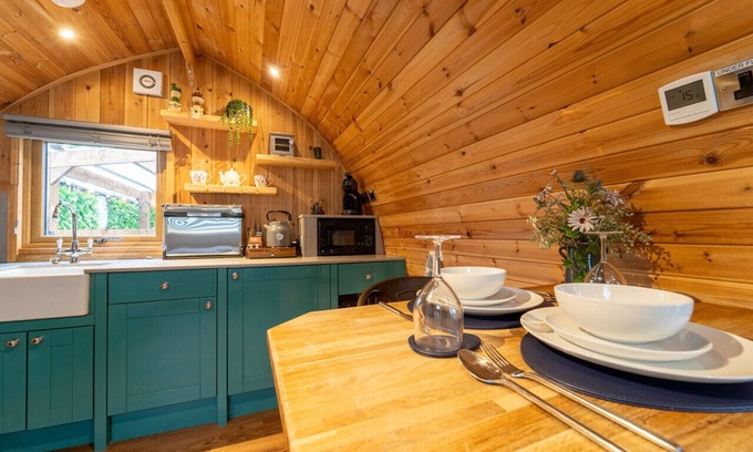 Clitheroe Cabina | Tranquil Luxury: Hot Tub, Firepit, & star galzing window