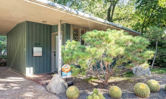 Sierra Madre Cabaña | Tranquil Mid Century Guest House in Sierra Madre
