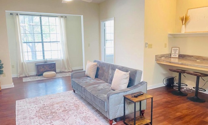 New Pathways Apartamento | Tranquil Midtown Apartment