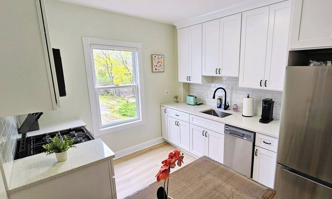 Greenwich Apartamento | Tranquil modern upstairs apt. Close to town and beach. Just remodeled!