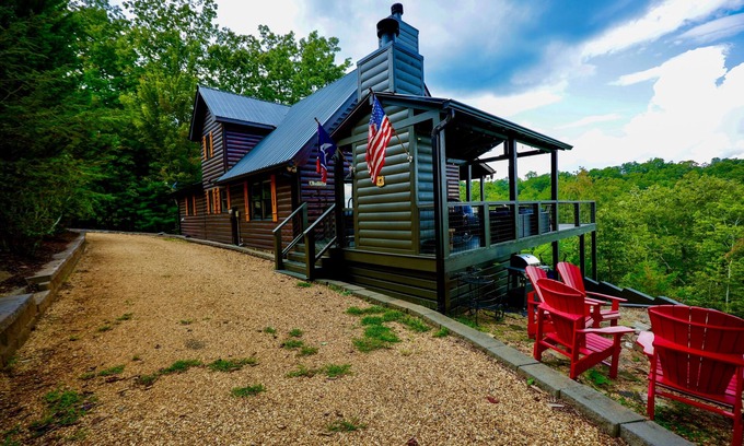 Necowa Cove Cabina | Tranquil mountain cabin with stunning views, hot tub & dog friendly