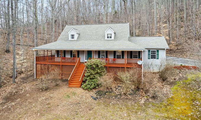 Barnardsville Casa | Tranquil mountain-view home with fireplace, firepit, deck, W/D, & soaking tub