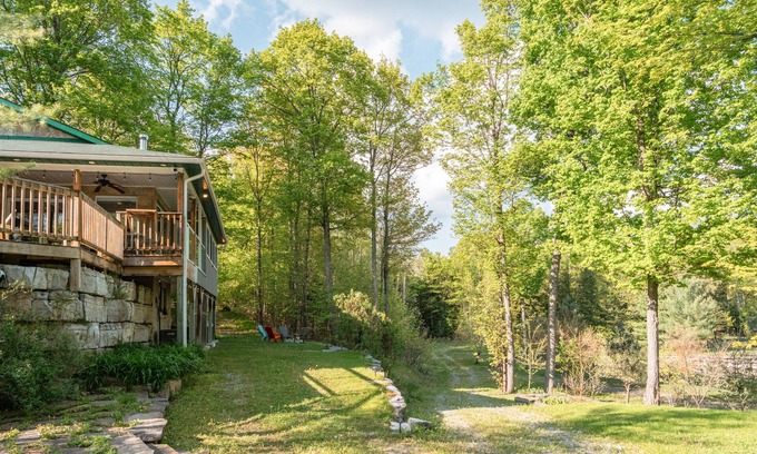 Bobcaygeon Chalet De Esquí | Tranquil Oasis in Trent Lakes w/ Private Ponds, Fire Pit, Game Room & Hot Tub