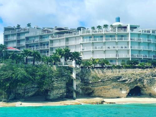 Maho Apartamento | Tranquil Oceanside: Pools & Direct Beach Access