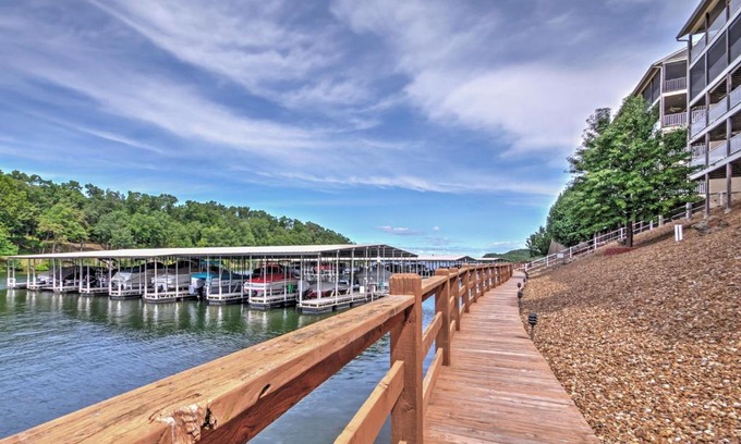 Osage Beach Apartamento | Tranquil Osage Beach Condo with Waterfront Decks!