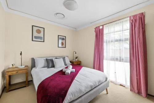 Milperra Casa | Tranquil Queen Room - Centrally Located at Milperra - Shared Bathroom