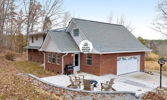 Graysville Casa | Tranquil Red Clay Farmhouse Retreat