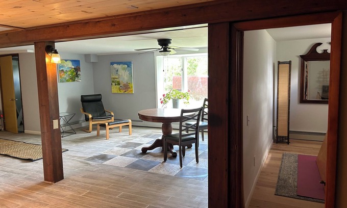 Greenwich Apartamento | Tranquil Retreat, 2-bedroom apartment freshly renovated with Private Drive/Entry