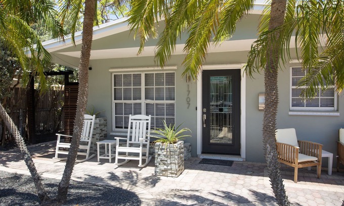 Midtown Casa | Tranquil Retreat by the Beach-4 bedroom 3 bath home w/private pool, parking