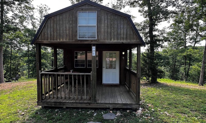 Cassville Apartamento | Tranquil Retreat: Charming Pet-Friendly Tiny House Cabin Amidst Natures Beauty.