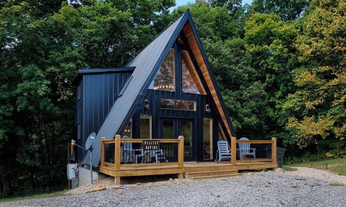McArthur Cabina | Tranquil retreat nestled in the breathtaking landscape of Hocking Hills.