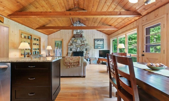 Baileys Harbor Cabina | Tranquil Retreat-walk to Kangaroo Lake Sandy beach