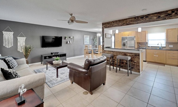 Bay Crest Park Casa | Tranquil Retreat with Pool, Near Airport