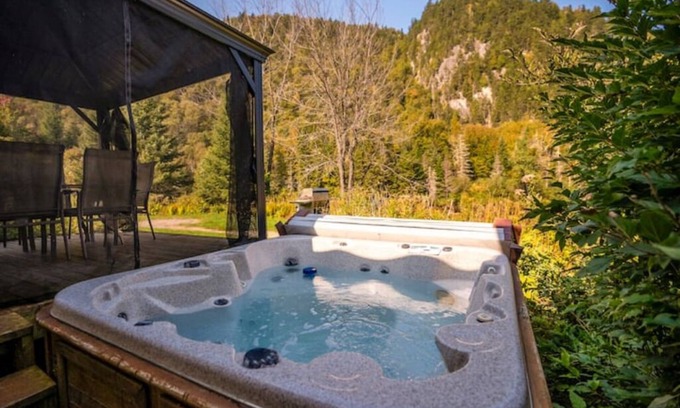 Saint-Raymond Cabina | Tranquil Riverfront Chalet with Hot Tub & Kayaks