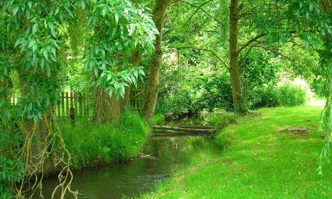 Lhomme Cabaña | Tranquila casa de campo junto al río en un molino de agua.