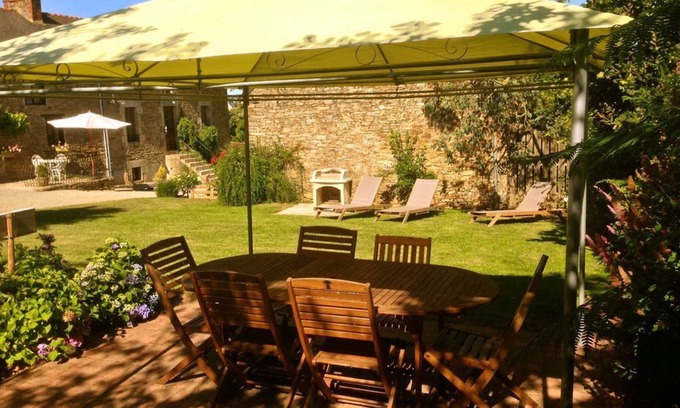Plouguenast Casa | Tranquila y tranquila Antigua granja antigua situada en el campo con vistas panorámicas
