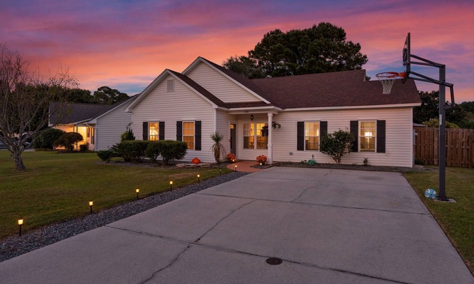 Murraysville Hotel | Tranquil & Spacious 5BR Family Oasis: Glamping Pit with Tents & Outdoor Lounge!
