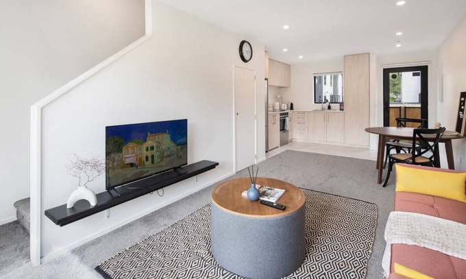 Lower Hutt Casa | Tranquil Stay at Rainey Grove