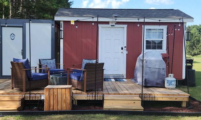 Orangeburg County Apartamento | Tranquil Studio Cottage features a remodeled full kitchen, heated pool,& fishing
