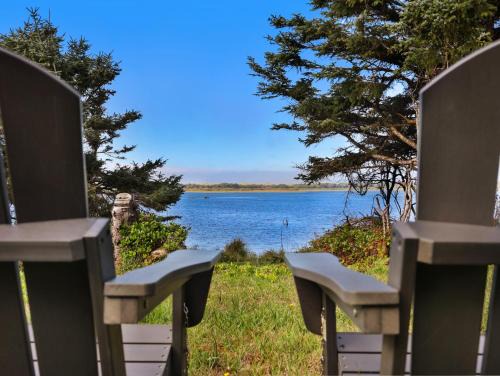 Cape Meares Casa | Tranquil Tides- Cape Meares Lakefront Beach Home