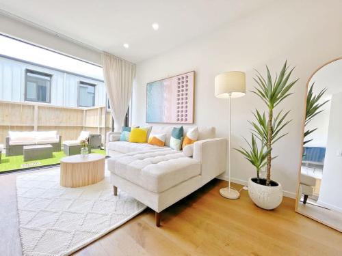 Grey Lynn Casa | Tranquil Townhouse 2BR & 1 Study with Free Parking & Backyard