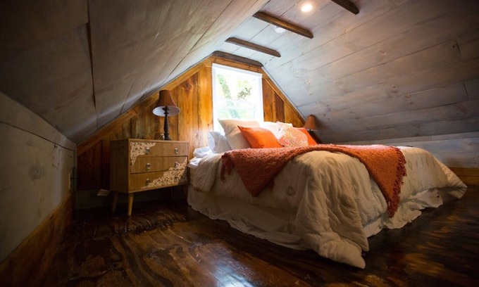 Waterford Casa | Tranquil Treehouse Cottage, King Bed, River View