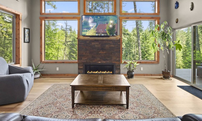 Sagle Casa | Tranquil, unique home only 7 miles to Sandpoint on 5 quiet acres. Pets allowed.