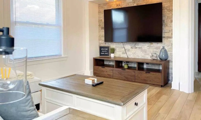 Utica Apartamento | Tranquil Urban Haven Stylish 2-BR Apartment