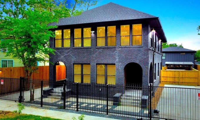 Greater East End Casa | ⭐️Tranquil Urban Retreat⭐️7BR⭐️6 Bathrooms⭐️HotTub⭐️Fully Gated w/ Prkng⭐️