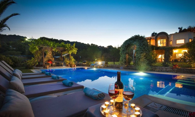 Dagbelen Villa | Villa tranquila ubicada en 2 acres con gran piscina, voleibol, baloncesto, bádminton