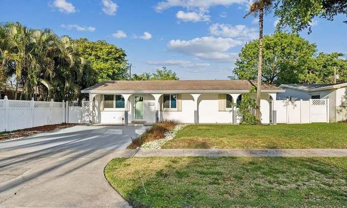 Melaleuca Gardens Casa | Tranquil Waters w. Heated Private Pool in Central Dania Beach