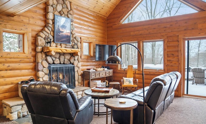 Boyne City Cabina | Ambiente tranquilo en el bosque en Boyne Mountain, ¡Pendientes al otro lado de la calle!