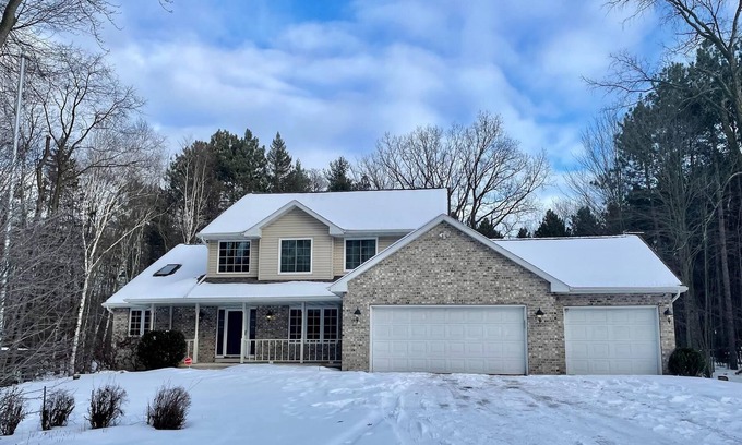 Suamico Casa | Tranquil Woods on Pine Lane