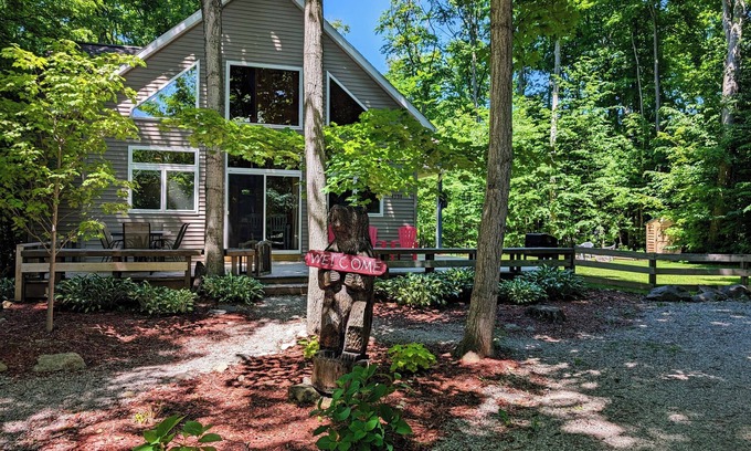 Cedar Chalet De Esquí | Tranquil Woodsy Getaway in Leelanau Peninsula - Golf, Wineries, Hiking, Beaches!